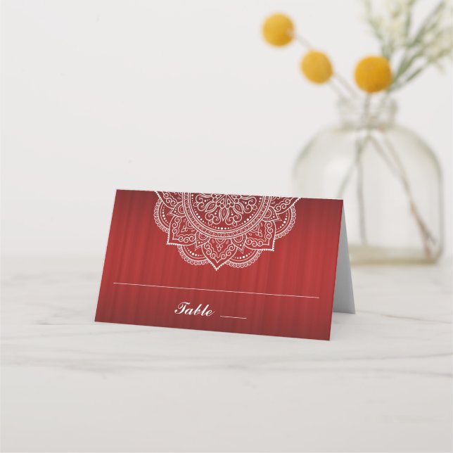Elegant Deep Red and White Paisley Indian Wedding Platzkarte (Vorderseite)