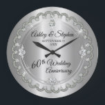 Elegant Diamond Jubilee 60. Hochzeitstag Große Wanduhr<br><div class="desc">Opulente Eleganz umrahmt dieses 60-jährige Hochzeitsstipendesign in einem einzigartigen geschmolzenen Diamantendesign mit zentrischem Teardrop-Diamant mit Imitaten, die Glitzern auf einem silberfarbenen Farbverlauf hinzufügen. Originelles Design von Holiday Hearts Designs (Rechte vorbehalten). Bitte beachten Sie, dass alle Verzierungen bedruckt sind und nur so gedruckt werden, dass sie möglichst real in einem flachen,...</div>