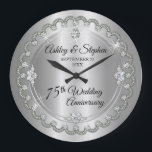 Elegant Diamond Jubilee 75. Hochzeitstag Große Wanduhr<br><div class="desc">Opulente Eleganz umrahmt dieses 75-jährige Hochzeitsstipendesign in einem einzigartigen geschmolzenen Diamantendesign mit zentrischem Teardrop-Diamant mit Imitaten, die auf einem silberfarbenen Farbverlauf Glitzern hinzufügen. Originelles Design von Holiday Hearts Designs (Rechte vorbehalten). Bitte beachten Sie, dass alle Verzierungen bedruckt sind und nur so gedruckt werden, dass sie möglichst real in einem flachen,...</div>