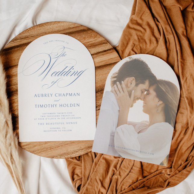Elegant Dusty Blue Calligraphy Arch Wedding Einladung (Von Creator hochgeladen)