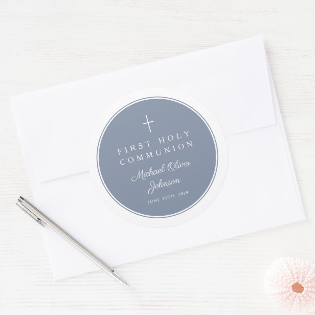 Elegant Dusty Blue Cross Boy First Communion  Runder Aufkleber (Umschlag)
