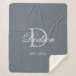 Elegant Dusty Blue Etablierte Wedding Monogram Sherpadecke<br><div class="desc">Elegant Dusty Blue Etablished Wedding Monogram Sherpa BlanketEntwickelt mit anpassbarem trendigen staubblauen Hintergrund und hellgrauem Monogramm Initial in der Mitte. Personalisiert mit dem Nachnamen des Ehepaares in der klassischen weißen Kalligraphie Schrift-Schrift und etabliert Jahr ist auf der unteren Front. Eine großartige Idee für die Hauswärmung oder das Brautparty. KLICKEN SIE...</div>