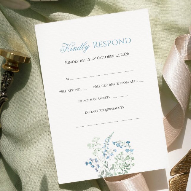 Elegant Dusty blue Floral Calligraphy RSVP Karte (Von Creator hochgeladen)