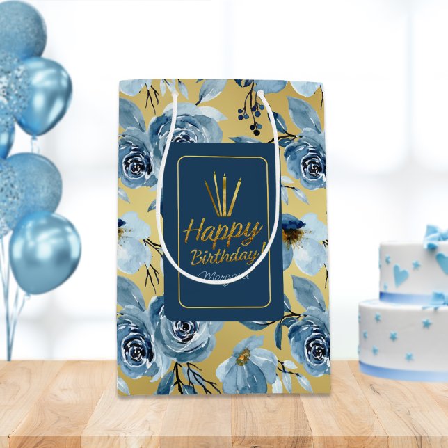 Elegant Dusty Blue Floral Gold Happy Birthday Mittlere Geschenktüte (Von Creator hochgeladen)