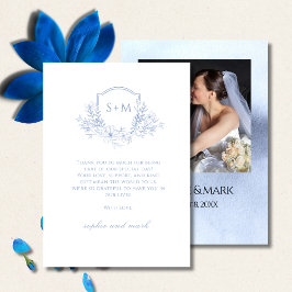 Elegant Dusty Blue Floral Monogram Wappen Wedding Dankeskarte