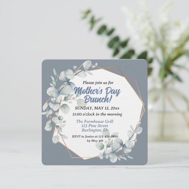 Elegant Dusty Blue Floral Muttertag Brunch Einladung (Stehend Vorderseite)