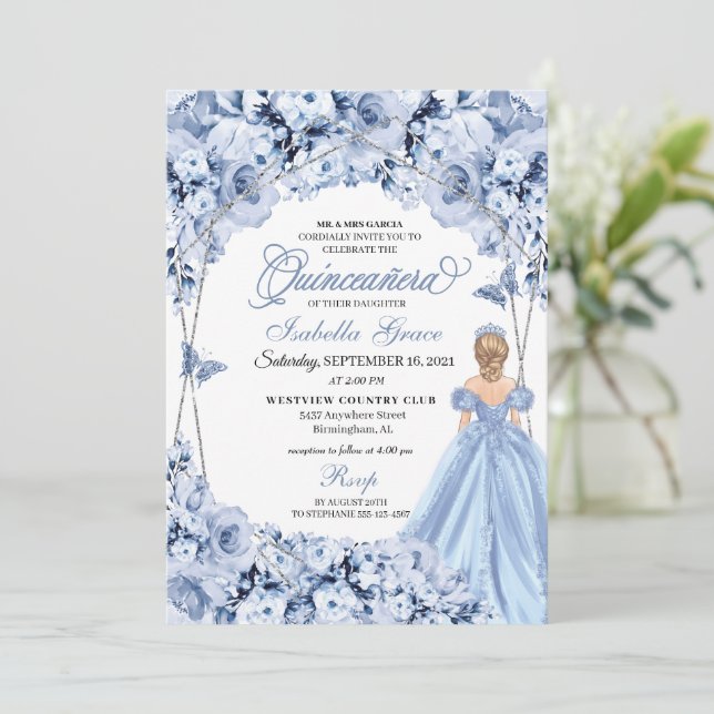 Elegant Dusty Blue Floral Quinceanera Einladung (Stehend Vorderseite)