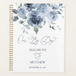 Elegant Dusty Blue Floral Wedding Planner Planer<br><div class="desc">Der Hochzeitsplaner ist ein atemberaubend schönes Design, das ein Gefühl von Romantik und Eleganz ausstrahlt. Die zarten blauen Farbtöne der Aquarellblumen schaffen ein Gefühl der Ruhe, während die Kalligraphie-Schrift ein Element der Eleganz und Raffinesse hinzufügt. Die Gesamtwirkung ist eine zeitlose Schönheit, die das Wesen eines wahren besonderen Anlasses perfekt einprägt....</div>