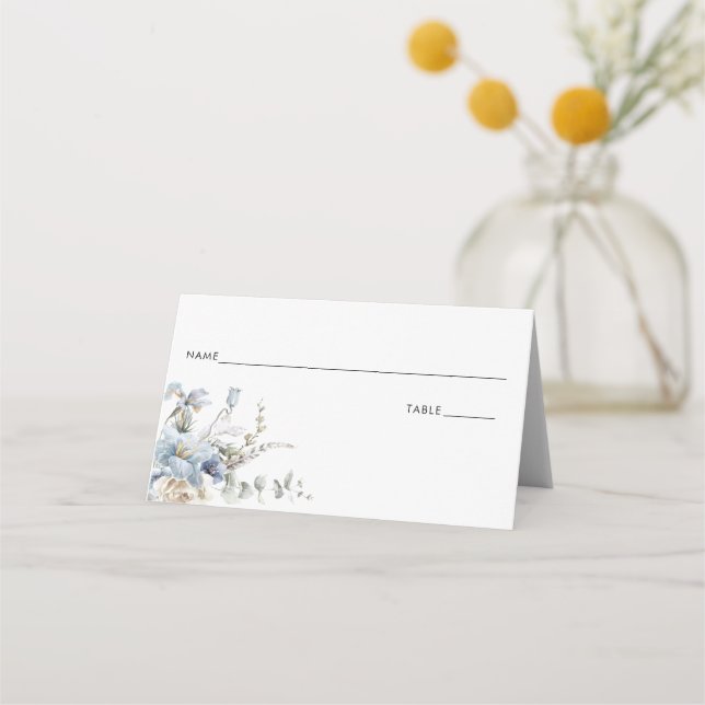 Elegant Dusty Blue Floral Wedding Platzkarte (Vorderseite)
