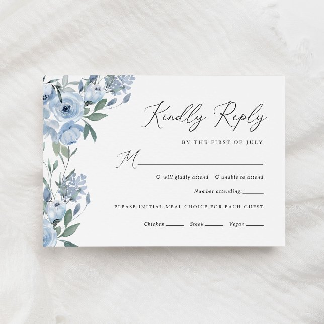 Elegant Dusty Blue Floral Wedding RSVP Karte (Von Creator hochgeladen)