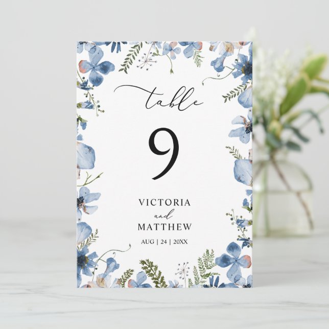 Elegant Dusty Blue Floral Wedding Tischnummer (Stehend Vorderseite)