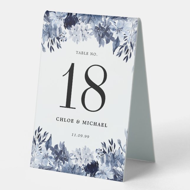 Elegant Dusty Blue Floral Wedding Tischnummer Tischaufsteller (Vorderseite)