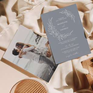 Elegant Dusty Blue Floral Wreath Foto Wedding Einladung