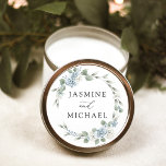 Elegant Dusty Blue Floral Wreath Wedding Runder Aufkleber<br><div class="desc">Fügen Sie Ihren Hochzeitskuversen eine elegante Touch hinzu und genießen Sie die Vorzüge mit den eleganten Hochzeitsaufklebern in Blauer Flora. Die Aufkleber sind mit Namen versehen, die von einem Kranz aus staubblauen und weißen Rosen und Hydrangeas mit üppigen Eukalyptus-Blätter und Grünpflanzen umgeben sind. Die staubblauen Hochzeitsaufkleber sind perfekt für Ihre...</div>