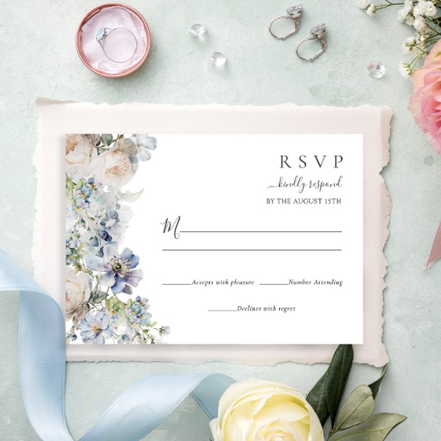 Elegant Dusty Blue Flowers Wedding RSVP Karte (Von Creator hochgeladen)