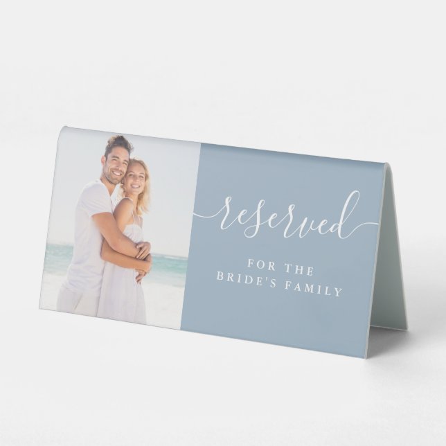 Elegant Dusty Blue Foto Wedding Script vorbehalten Tischaufsteller (Vorderseite)