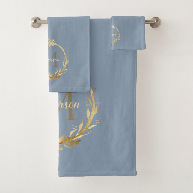 Elegant Dusty Blue Gold Monogram Eucalyptus Wreath Badhandtuch Set (Insitu)