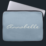 Elegant Dusty Blue Handwriting Script Name Custom Laptopschutzhülle<br><div class="desc">Dieses individuelle Laptop-Gehäuse mit Ihrem Namen in schönen handgeschriebenen Schriftzeichen auf einem stilvollen Dusty Blue-Hintergrund. Tolle Geschenkidee.</div>