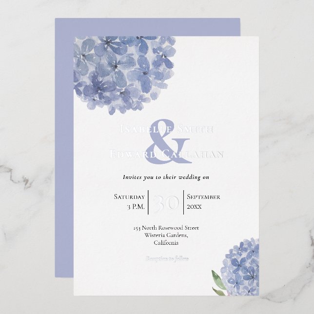 Elegant Dusty Blue Hydrangeas Floral Bouquets Foil Folieneinladung (Vorderseite/Rückseite)