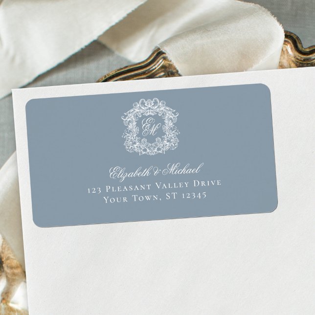 Elegant Dusty Blue Monogram Crest Wedding Address Adressaufkleber (Von Creator hochgeladen)