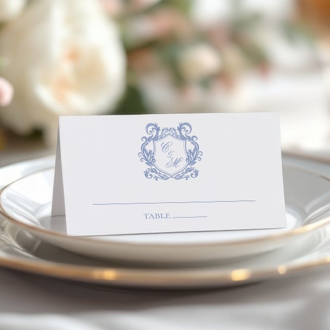 Elegant Dusty Blue Monogram Wappen Wedding Platzkarte (Von Creator hochgeladen)