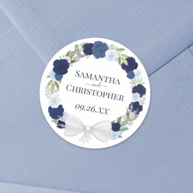 Elegant Dusty Blue & Navy Kranz von Rose Hochzeit Runder Aufkleber (Von Creator hochgeladen)