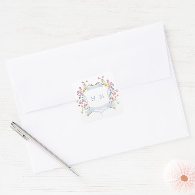 Elegant Dusty Blue Pastel Wildflower Crest Wedding Quadratischer Aufkleber (Umschlag)