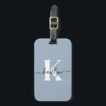 Elegant Dusty Blue Script Monogram Gepäckanhänger<br><div class="desc">Dieses einfache, elegante, staubige Gepäckanhänger mit Ihrem Vornamen in einem trendigen Script-Schriftart in schwarz und Ihr erster Einstieg in einen modernen, weiß-weißen Schriftart auf der einen Seite und ein Kartenschlitz für Ihren Namen, Ihre Adresse und Telefonnummer auf der anderen Seite würden auf Ihren Koffern fabelhaft aussehen. Es ist stilvoll und...</div>