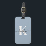 Elegant Dusty Blue Script Monogram Gepäckanhänger<br><div class="desc">Dieses einfache, elegante, staubige Gepäckanhänger mit Ihrem Vornamen in einem trendigen Script-Schriftart in schwarz und Ihr erster Einstieg in einen modernen, weiß-weißen Schriftart auf der einen Seite und ein Kartenschlitz für Ihren Namen, Ihre Adresse und Telefonnummer auf der anderen Seite würden auf Ihren Koffern fabelhaft aussehen. Es ist stilvoll und...</div>
