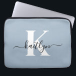 Elegant Dusty Blue Script Monogram Laptopschutzhülle<br><div class="desc">Dieser schlichte,  elegante,  staubblaue 13" Laptop-Sleeve mit Ihrem Vornamen in einem trendigen Script-Schriftart in schwarz und Ihr erster Einstieg in einen modernen,  weißen Kappe-Schriftart ist perfekt für Sie. Es ist stilvoll und trendig und dennoch sehr klassisch. Es ist einzigartig - wie du!</div>