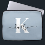 Elegant Dusty Blue Script Monogram Laptopschutzhülle<br><div class="desc">Dieser schlichte,  elegante,  staubblaue 13" Laptop-Sleeve mit Ihrem Vornamen in einem trendigen Script-Schriftart in schwarz und Ihr erster Einstieg in einen modernen,  weißen Kappe-Schriftart ist perfekt für Sie. Es ist stilvoll und trendig und dennoch sehr klassisch. Es ist einzigartig - wie du!</div>