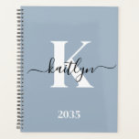 Elegant Dusty Blue Script Monogram Planer<br><div class="desc">Dieser schlichte, elegante, staubblaue 8.5 x 11 Soft-Planer mit Ihrem Vornamen in einem trendigen Script-Schriftart in schwarz und Ihr erster Einstieg in einen modernen Kappe-Schriftart in Weiß ist perfekt für Sie. Es ist stilvoll und trendig und dennoch sehr klassisch. Es wird behaltend Termine, Treffen, Termine, Hausaufgaben leicht zu behaltend und...</div>