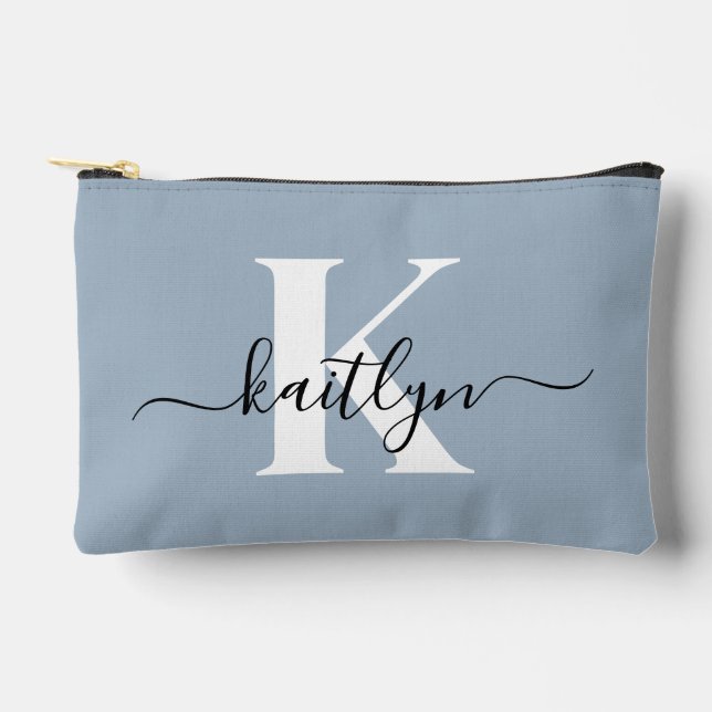 Elegant Dusty Blue Script Monogram Zubehörtasche (Vorderseite)