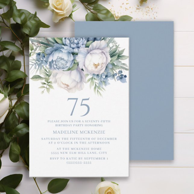 Elegant Dusty Blue White Floral 75. Einladung (Dusty blue and white watercolor floral 75th birthday party invitation)