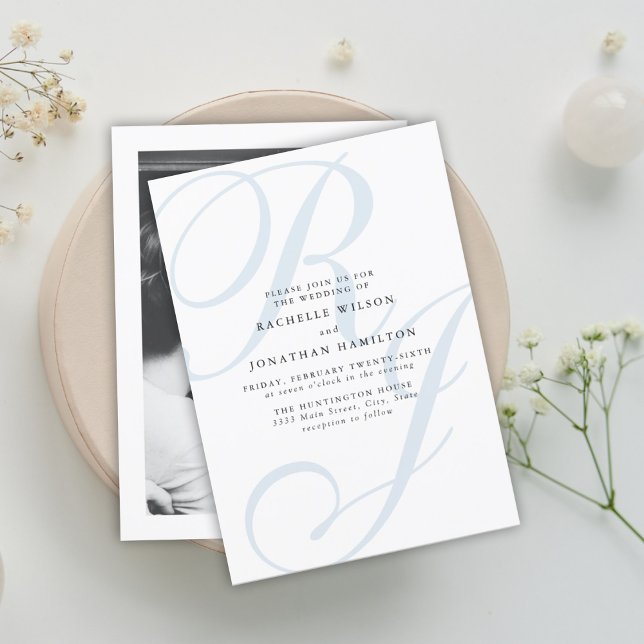 Elegant Dusty Blue White Monogram Wedding Einladung (Von Creator hochgeladen)