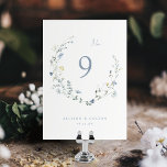 Elegant Dusty Blue Wildblume Rustic Boho Wedding Tischnummer<br><div class="desc">Elegante,  zarte Aquarellfarben-Wildblumen zeichnen das Design aus. Pastellpaletten aus weich gelblich,  weiß,  sage grün,  staubblau und botanisch grün,  Große Blumenkarten für moderne rustikale Hochzeiten,  Hochzeiten im Garten und Hochzeiten im Frühling und Sommer. Sehen Sie sich alle passenden Stücke in der Sammlung an.</div>