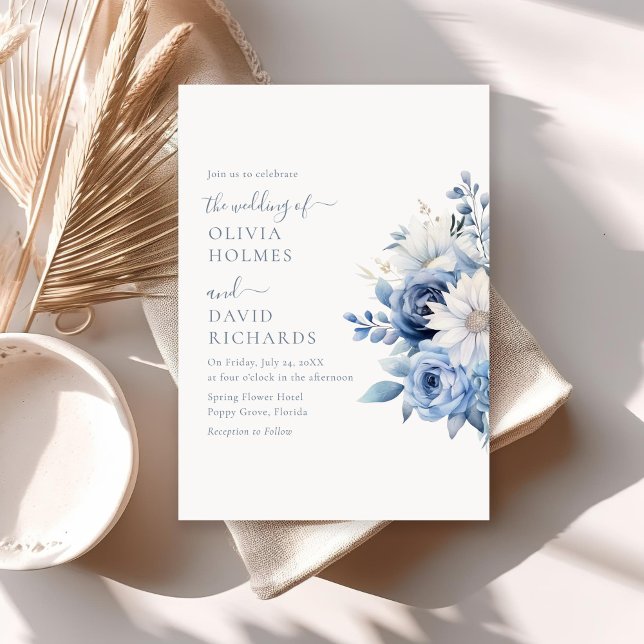 Elegant Dusty Blue Wildblumen Hochzeit Einladung (Elegant Dusty Blue Wildflowers Wedding Invitation on a sunny neutral boho table.)