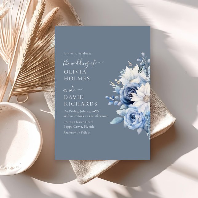 Elegant Dusty Blue Wildblumen Hochzeit Einladung (Elegant Dusty Blue Wildflowers Wedding Invitation on a sunny neutral boho table.)