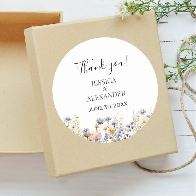 Elegant Dusty Blue Wildblumen Wedding Vielen Dank Runder Aufkleber (Elegant Dusty Blue Wildflowers Wedding Round Thank You Sticker with Couple Names, Wedding Date.
)