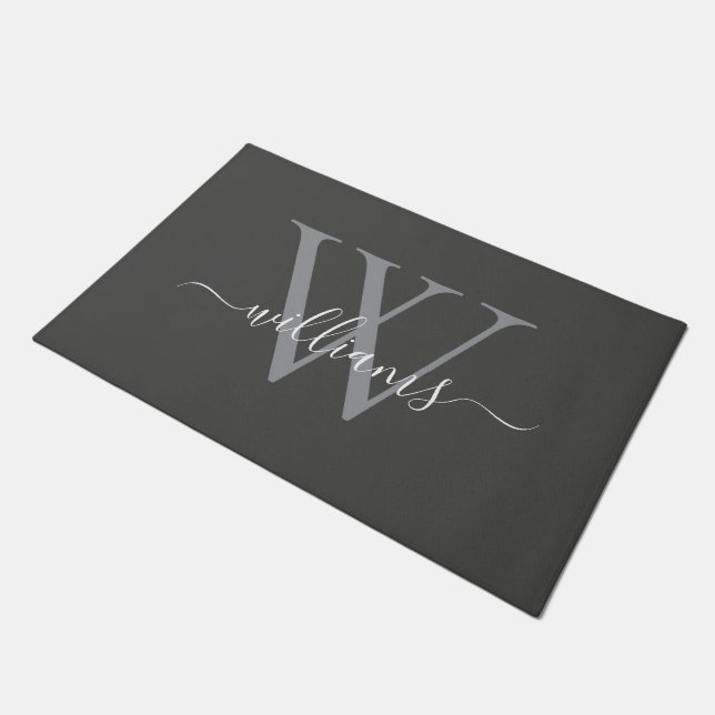 Elegant Dusty Gray Custom Monogram Script Name Fußmatte (Schrägansicht)