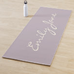 Elegant Dusty Lilac Handgeschriebener Skriptname B Yogamatte<br><div class="desc">Diese individuelle Yoga-Matte enthält Ihren Namen in schönen handgeschriebenen Schriftzeichen auf einem stylish staubigen lila Hintergrund. Tolle Geschenkidee.</div>