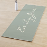 Elegant Dusty Sage Handgeschriebener Skriptname Be Yogamatte<br><div class="desc">Diese individuelle Yoga-Matte zeigt Ihren Namen in schönen handgeschriebenen Schriftzeichen auf einem stilvollen,  schlängelgrünen Hintergrund. Gute Geschenkidee.</div>
