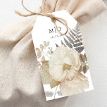 Elegant Earthy Floral Chic White Wedding Geschenkanhänger<br><div class="desc">Dieses wunderschöne Gastgeschenk Hochzeit-Tag verfügt über eine farbenneutrale Blumenillustrierung,  einen klassischen,  weißen Hintergrund und eine elegante Typografie mit Ihren Initialen und dem Hochzeitstag. Auf der Rückseite kann eine persönliche Nachricht angepasst werden. Dieses elegante Design ist eine fabelhafte Wahl für viele Arten von Veranstaltungen,  von klassisch bis boho.</div>