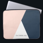 Elegant errötet geometrische Dreiecke des Rosas u. Laptopschutzhülle<br><div class="desc">Die Darstellung des Minimalistischen und modernen Entwurfs erröten Rosa-,  Weiß- und Marineblaufarbblock.</div>