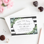 Elegant Eukalyptus Geometric Greenerity Wedding Save The Date<br><div class="desc">Mit diesen eleganten Ankündigung Datum freihalten-Karten kündigen Sie Ihre Hochzeit stilvoll an. Sie zeichnen sich durch ein wunderschönes typografisches Design gerahmt durch einen modernen, hexagonalen geometrischen Rahmen und ein Bio Aquarelldesign aus, das sich perfekt für ein Frühlings- oder Sommerereignis mit Eukalyptusblättern und silbernen Eukalyptuszweigen in sanften Grüntönen Minze, Grün, Oliven...</div>