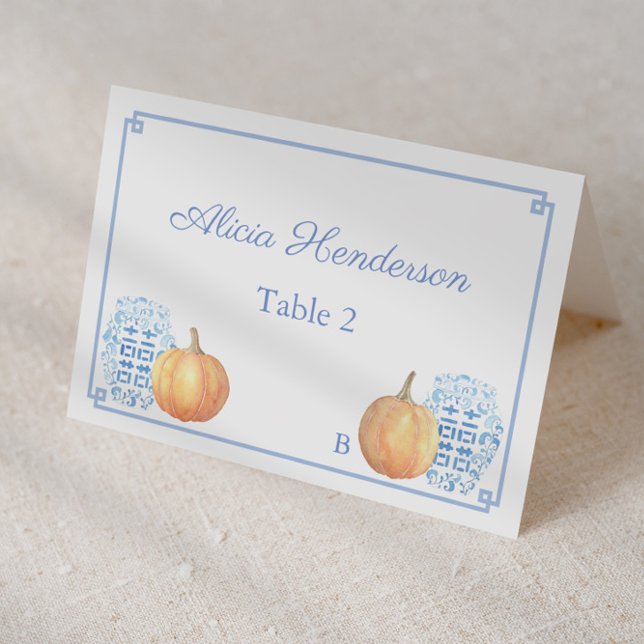 Elegant Fall Pumpkin Blue White Wedding Platzkarte Tischnummer (Individual place card design featuring watercolor orange pumpkins and preppy ginger jars & greek key)