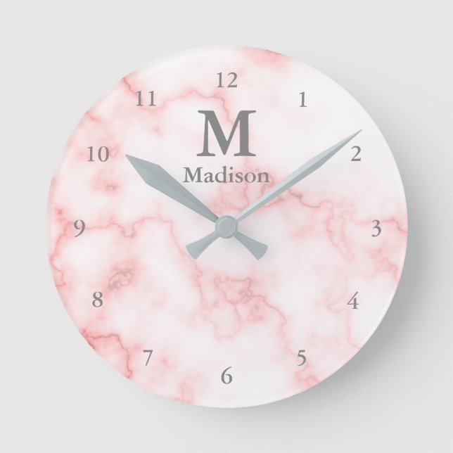 Elegant Faux Pink Marble Gray Name & Monogram Runde Wanduhr (Vorderseite)