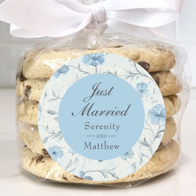 Elegant floral Dusty Blue Wedding Just Married Runder Aufkleber (Von Creator hochgeladen)