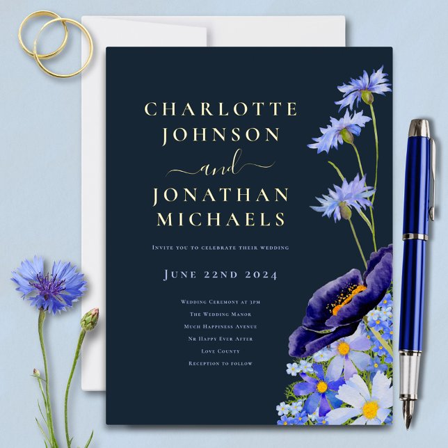 Elegant Floral Navy Blue und Gold Folie Einladungspostkarte (Modern wildflower floral on dark navy blue with gold foil typography script wedding invitation )