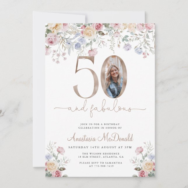 Elegant Floral Photo 50th Birthday Einladung (Vorderseite)